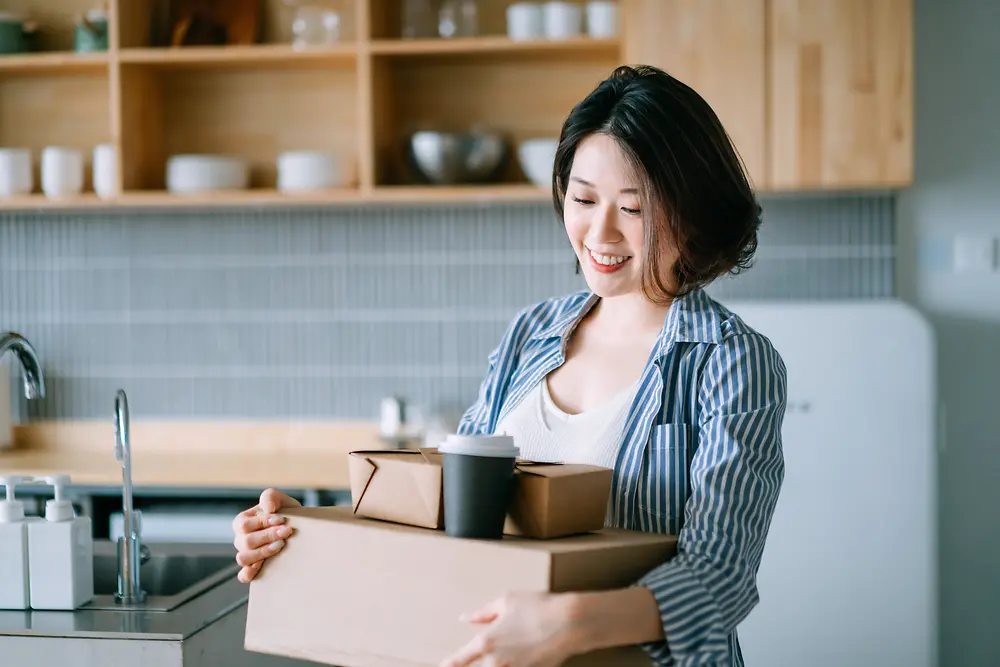 A woman carries reusable packaging