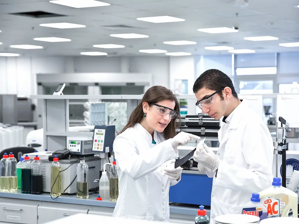 Two researchers in the Innovation Center in Dubai.