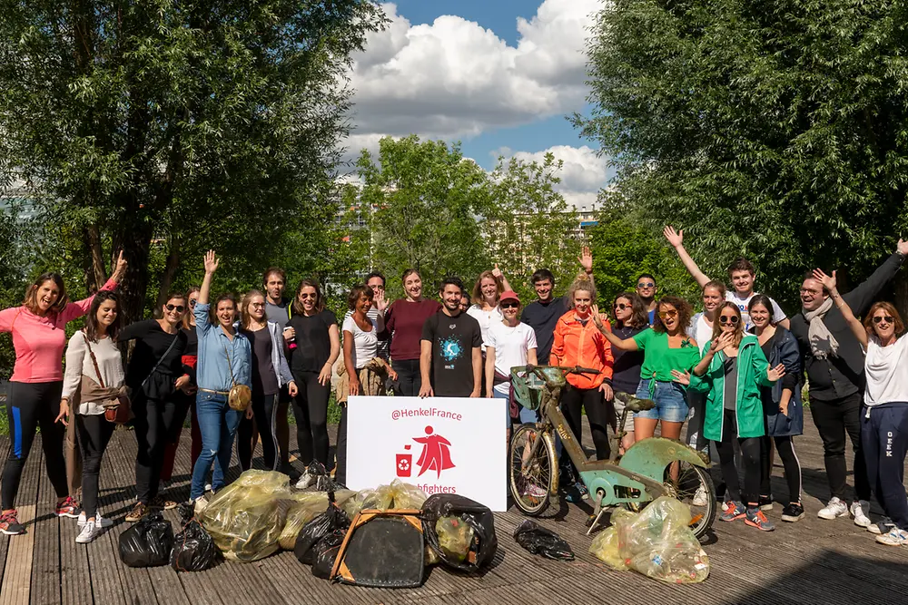 Henkel France employees participate in the ‚trashfighter‘ initiative to clean up trash and raise awareness against plastic waste in the environment.